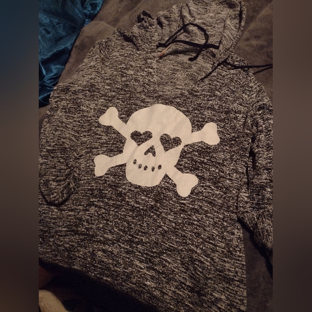 Skull with heart eyes sweater 3/4 length sleeve